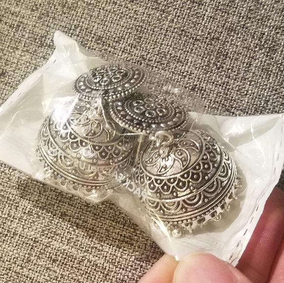 Silver pair of earrings for Indian celebration - Picture 3 of 3